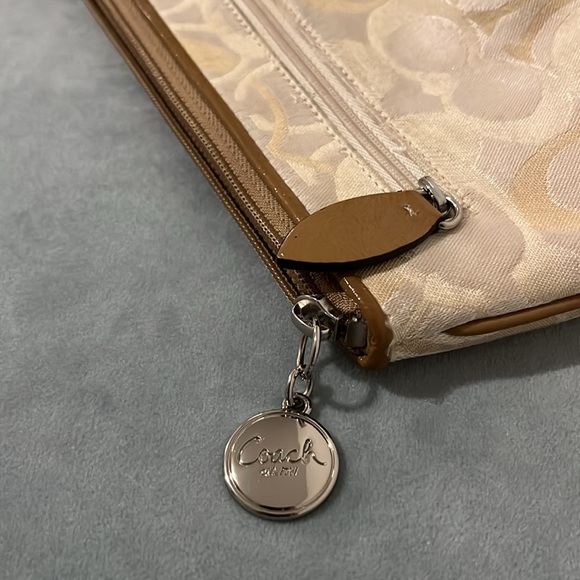 Spring Cleaning Find: Pristine Coach Wristlet in Beige - Picture 4 of 7